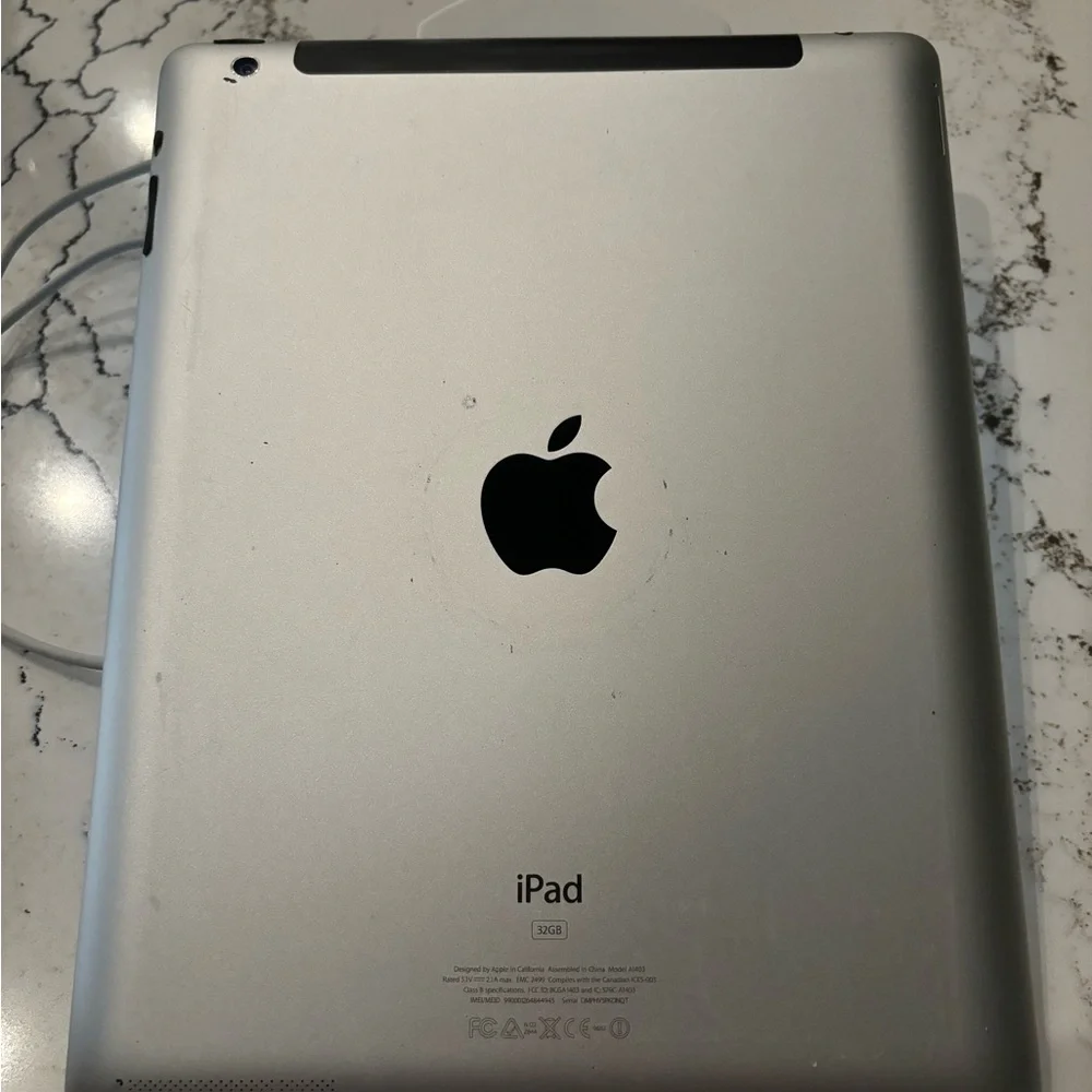 iPad 3rd Gen / 32GB - Picture 2 of 8